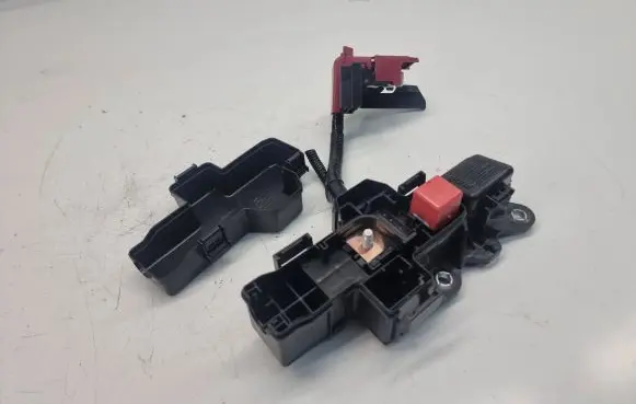 Toyota RAV 4 (XA50) Fuse module 8266242720