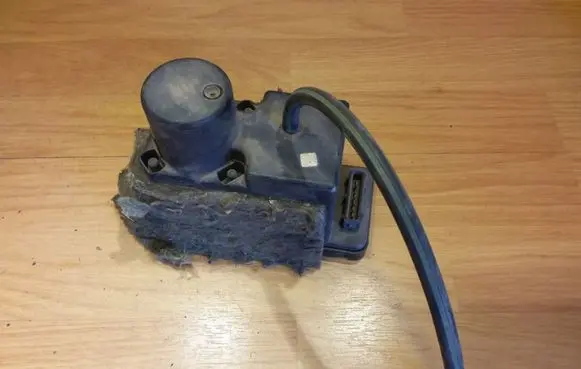 Audi 80 90 S2 B4 Central locking vacuum pump 443862257D