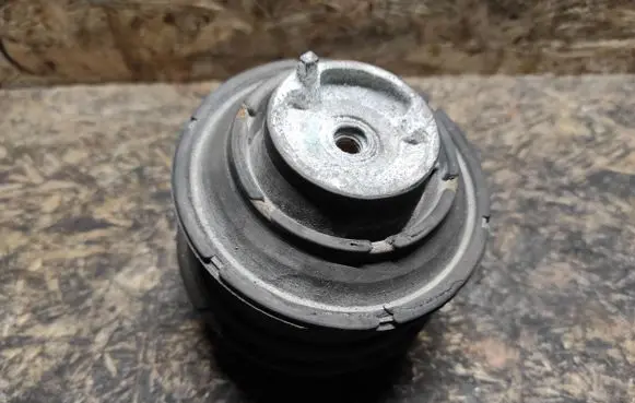 Mercedes-Benz CLK A209 C209 Engine mount bracket 2032402017
