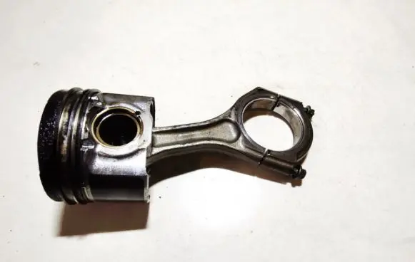 Subaru Legacy Piston with connecting rod