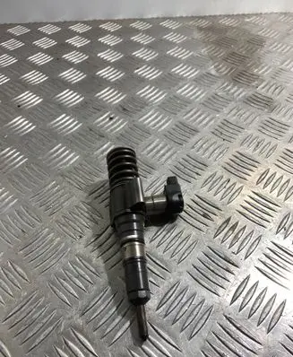 Volkswagen PASSAT B6 Fuel injector 03G130073S