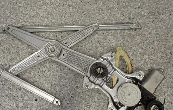 Toyota Yaris Front door window regulator with motor 