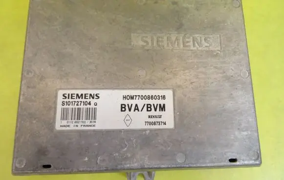 Renault Laguna I Engine control unit/module S101727104Q HOM7700860316