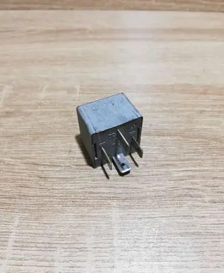 Volkswagen PASSAT B5.5 Other relay 141951253B