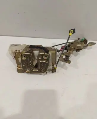 Nissan King Cab, Navara Rear door lock