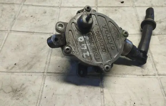 Volvo V70 Vacuum pump 08658230