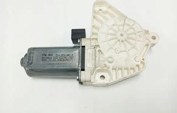 Volkswagen PASSAT B8 Front door window regulator motor 5Q4959802B