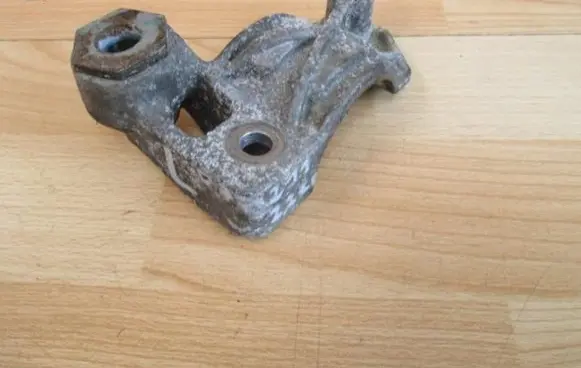 Mercedes-Benz E W211 Engine mounting bracket