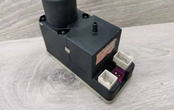 Audi A6 S6 C4 4A Central locking vacuum pump 4A0862257G