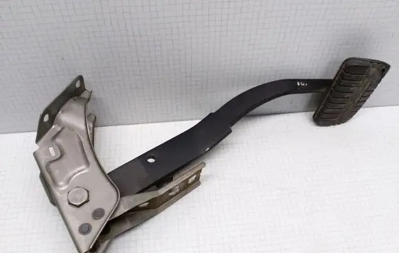 Mitsubishi Space Wagon Brake pedal