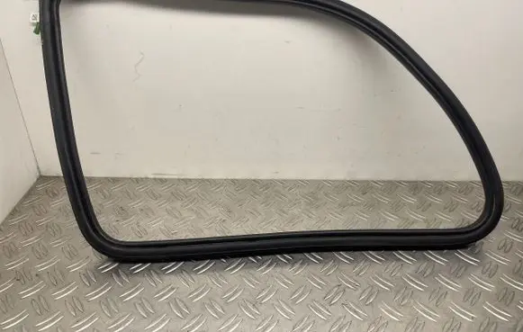 Mercedes-Benz GL X164 Rear door rubber seal (on body) A1647680524 A1646701339