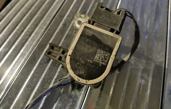 Headlight/headlamp level sensor