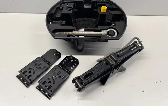 Peugeot 3008 I Tool set