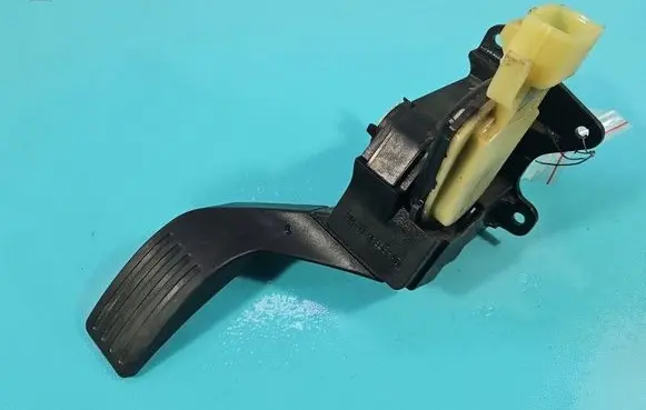 Ford Focus Accelerator throttle pedal 2M519F836AD IMPRK1597648