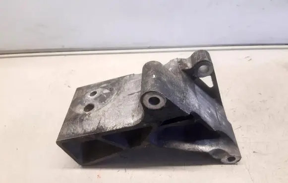 Volvo V70 Engine mounting bracket