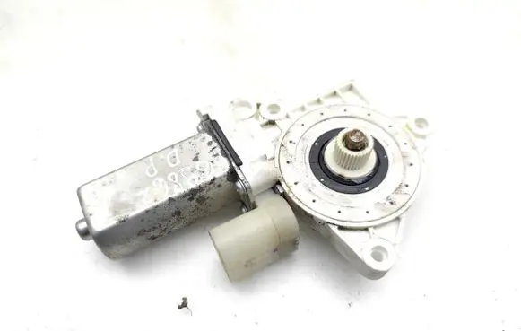 BMW 1 E82 E88 Front door window regulator motor 6978846