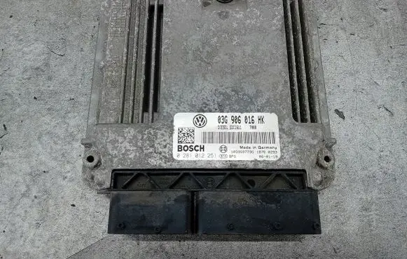 Volkswagen Touran I Engine control unit/module ECU