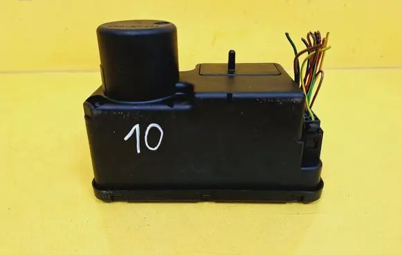 Volkswagen Golf III Central locking vacuum pump 1H0962257C