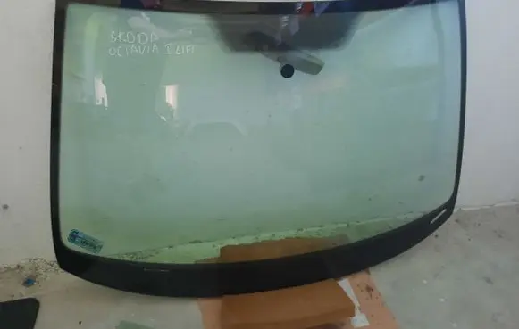 Skoda Octavia Mk2 (1Z) Front windscreen/windshield window 
