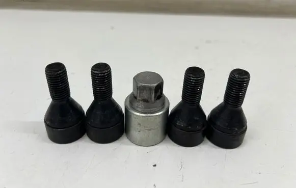 Nissan Qashqai J12 Anti-theft wheel nuts and lock 