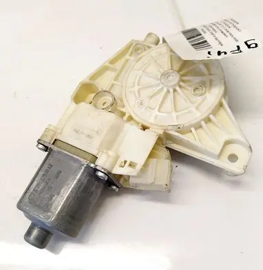 Mercedes-Benz C AMG W204 Front door window regulator motor A2048200142
