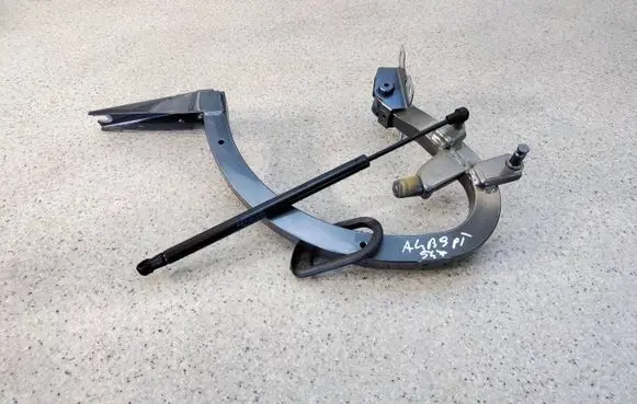Tailgate/trunk/boot hinge