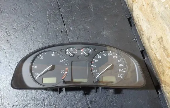 Volkswagen PASSAT B5 Speedometer (instrument cluster) 3B0919880L