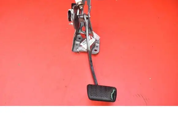 Accelerator throttle pedal