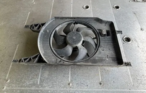 Opel Vivaro Electric radiator cooling fan 8200025635 1831070 21082003