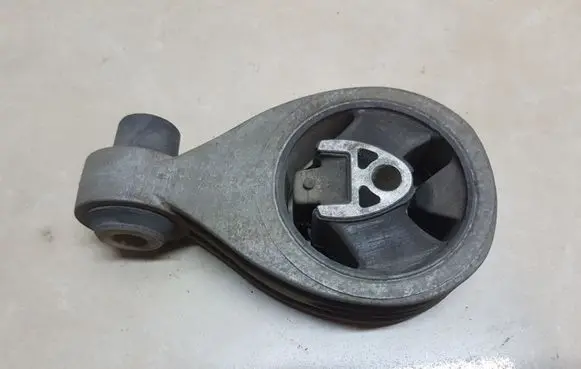 Nissan Qashqai Engine mount bracket