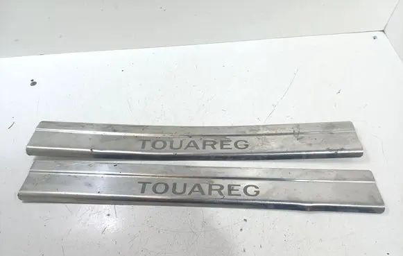 Volkswagen Touareg II Side skirt front trim 