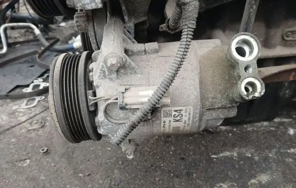 Opel Zafira B Air conditioning (A/C) compressor (pump) 401351739