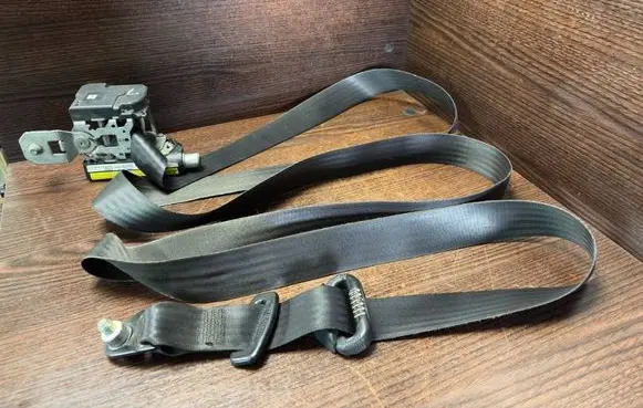 Iveco Daily 4th gen Front seatbelt 33017280A1 048006