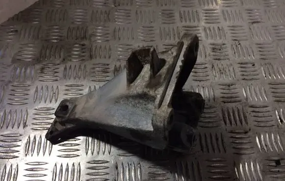 BMW 1 E81 E87 Engine mounting bracket 2211678191601 13807410 6907