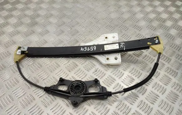 Rear window lifting mechanism without motor