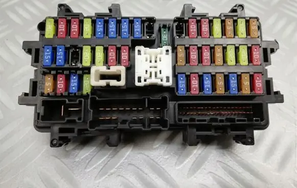 Infiniti Q50 Fuse module