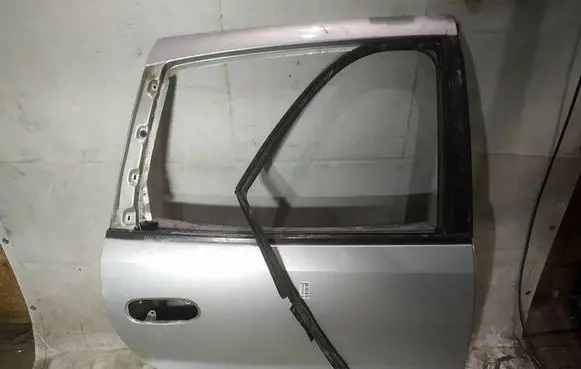 Nissan Almera Tino Rear door pilkos