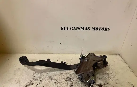 Toyota Avensis T250 Clutch pedal 