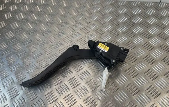 Volkswagen Touareg II Accelerator throttle pedal 7L0723507D