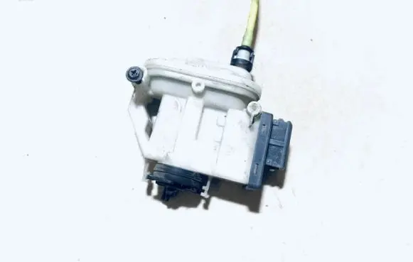 Volkswagen PASSAT B4 Central locking vacuum pump 3A0862153B