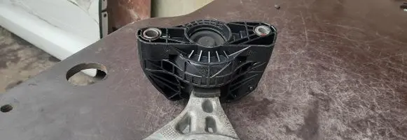 Engine mount vacuum valve