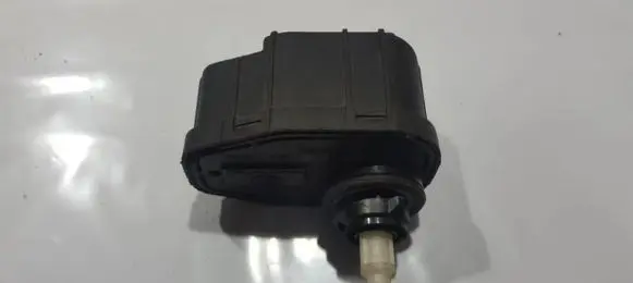 Opel Omega B1 Headlight level adjustment motor 90457812