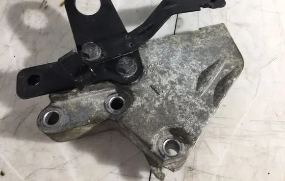 Volvo V70 Engine mounting bracket VOLVO9180996 9180996