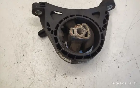 Opel Insignia A Engine mount bracket 13227769