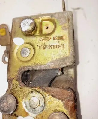 Ford Sierra Front door lock 86GBA21813BA