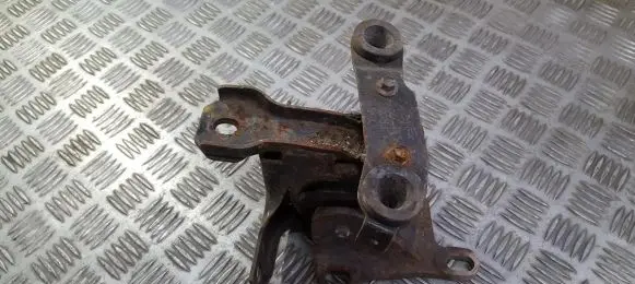 Engine mount bracket