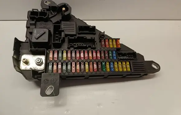 BMW 5 E60 E61 Fuse module 6906619 690661901