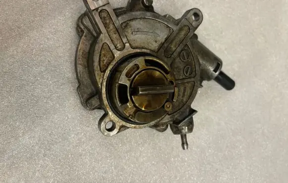 Mercedes-Benz E W211 Vacuum pump A2722300265 2722300265