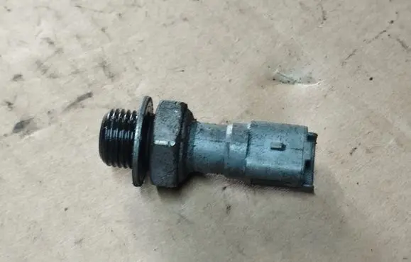 Peugeot 4007 Oil pressure sensor 9631846480