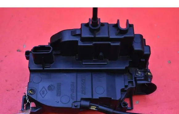 Renault Clio III Front door lock 300123E